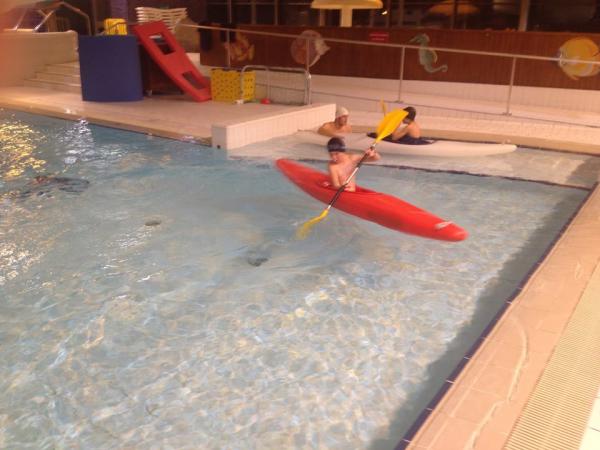 Séance à la piscine (des jeunes avec leur moniteur)